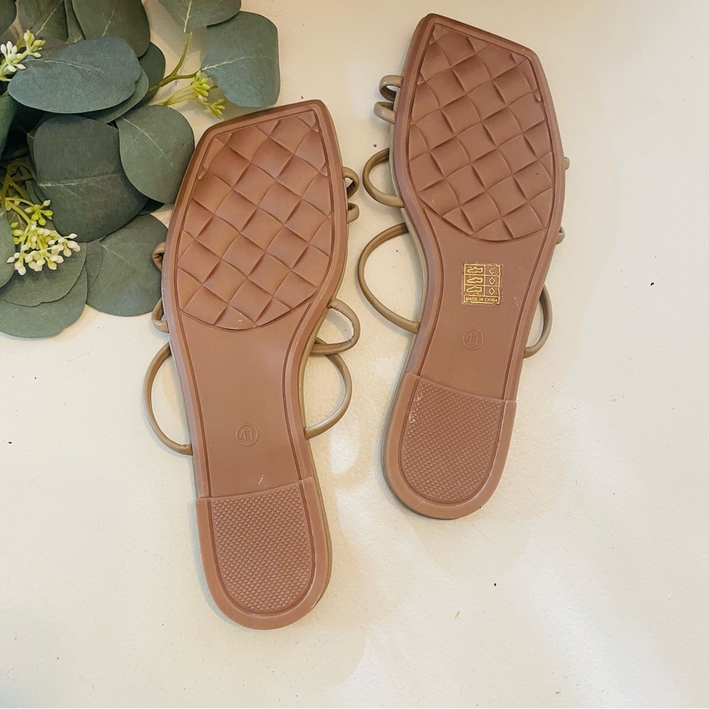 Toe Loop Square Toe Sandals - Picture 5 of 7
